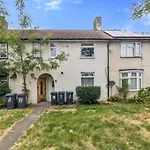 The Roundway Styles & Cosy Private Room In London